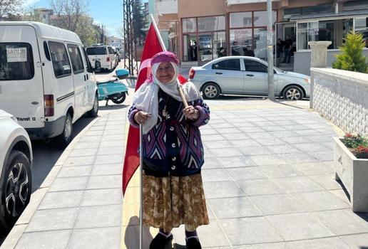 Çorum'da 75 yaşında bayrak sevgisiyle dikkat çekiyor!