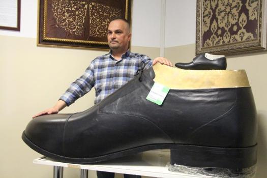 Türkiye'nin en büyük giyilebilir ayakkabısı burada üretildi! Tam 222 numara