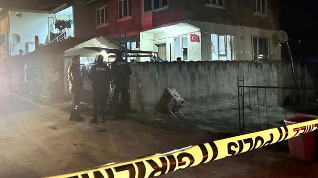 Edirne'de iki katlı evin girişindeki beton zemin çöktü