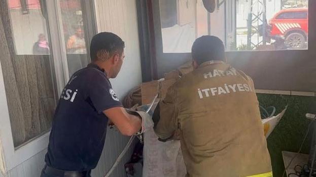 Hatay’da eve giren yılanı itfaiye yakaladı