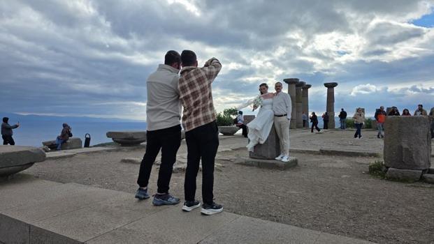 Görenler bir daha bakıyor! Athena Tapınağı'nda düğün fotoğrafları sosyal medyayı salladı