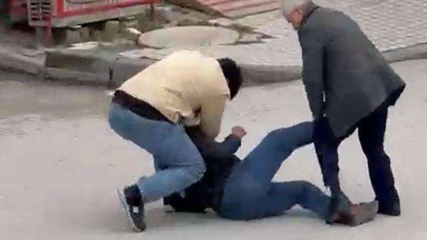 Bolu'da sokak ortasında 2 kişi tarafından darbedildi