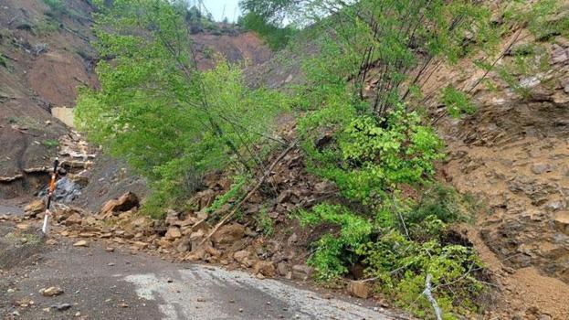 Bozkurt ’ta heyelan sebebiyle 5 köye ulaşım sağlanan yol kapandı