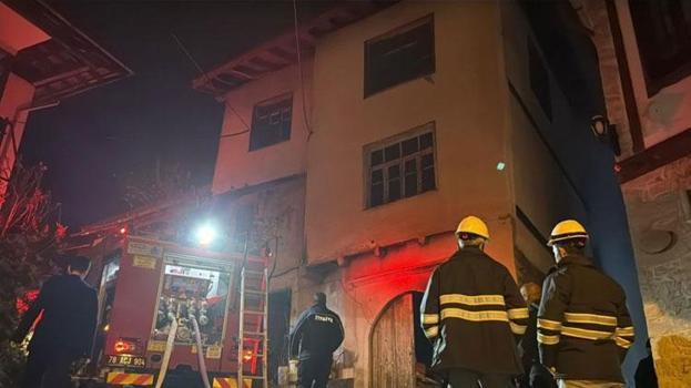 Karabük'te 2 katlı müstakil evde yangın paniği