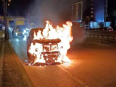 Seyir halinde alev aldı: Avcılar'da korkutan gece!