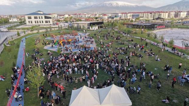 Bolluk, bereket ile doğanın uyanışını simgeleyen Hıdırellez şenliği renkli görüntülere sahne oldu