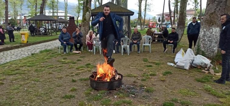 Zonguldak'ta gelenek devam etti: Hıdırellez ateşi yanmaya devam etti