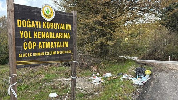 Doğa harikası Gölcük Tabiat Parkı'nda pes dedirten görüntü: ‘Çöp atmayın' tabelasının altını çöple doldurdular