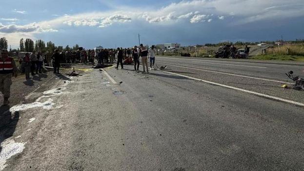 Otomobilin çarptığı motosiklet sürücüsü hayatını kaybetti