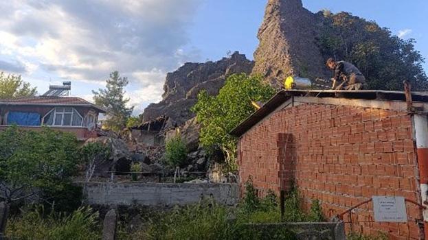 Osmancık'ta yamaçtan kopan kaya parçaları evi kullanılamaz hale getirdi