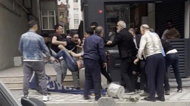 İlginç kavga müdahalesi: Taraflar ayrılmayınca kavga eden şahsı taşıyıp götürdüler