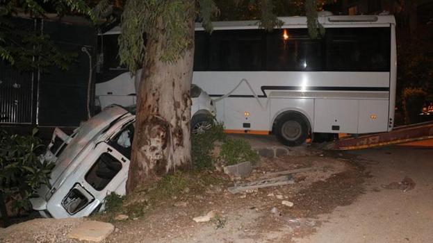 Midibüsün hafif ticari araca çarptığı kazada 2 kişi ağır yaralandı