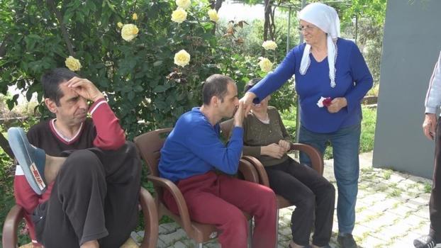 Hatay'da 3 engelli evladına gözü gibi bakıyor: Tek isteği var