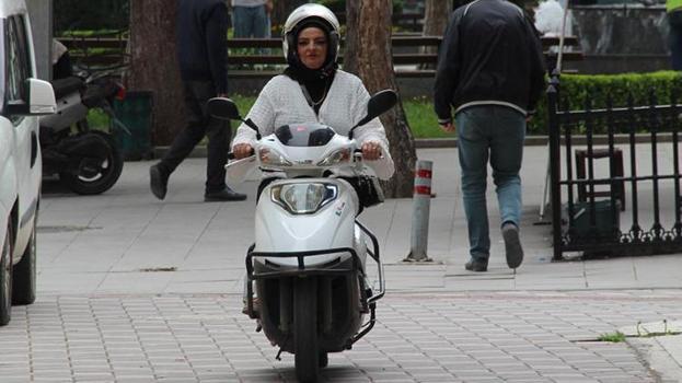 Çorumlu kadın evde anne, sokakta motokurye: Azmiyle çevresine örnek oluyor