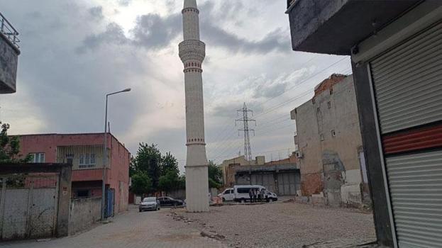İki mahalle arasındaki 50 yıllık cami yıkıldı, minaresi kaldı