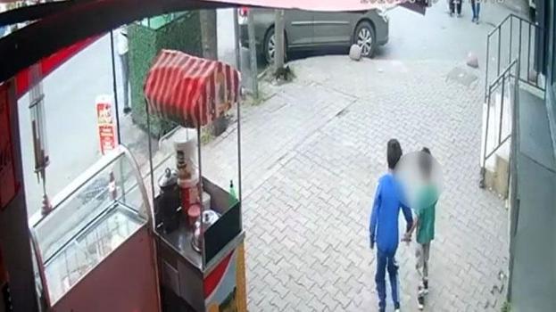 Kediye bıçakla zarar veren çocuklar kendilerini uyaran kadının üzerine yürüdü