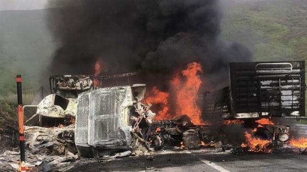 Tatvan'da tırlar kafa kafaya çarpışarak alev topuna döndü