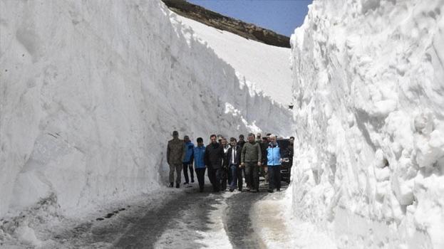 Bitlis'in Nemrut Kalderası'nda kar esareti bitti: 10 metrelik kar duvarları aşıldı