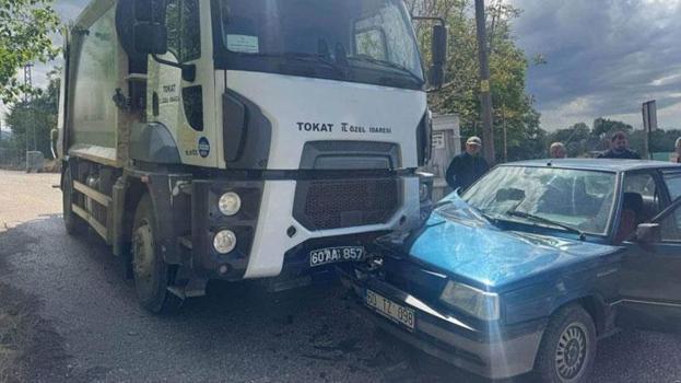 Çöp kamyonu ile otomobil çarpıştı 2 kişi yaralandı
