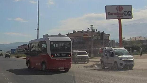 Düzce'de hafif ticari araç, özel halk otobüsüyle çarpıştı; o anlar kamerada