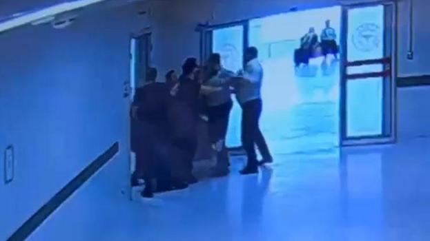Hastanenin radyasyon odasına zorla giren hasta yakını, doktora saldırdı