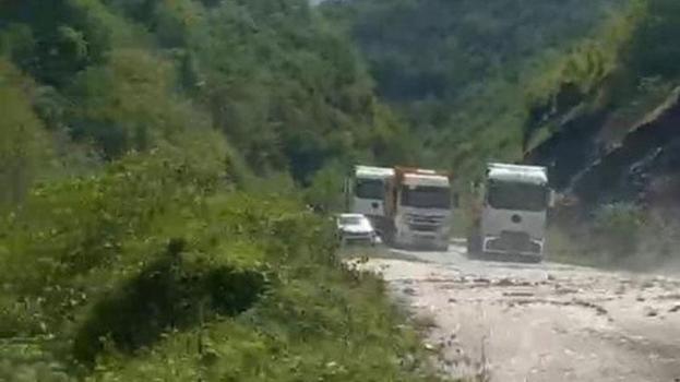 Bayburt-Trabzon karayolunda ulaşıma sel engel oldu