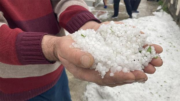 Erzincan'da beklenmedik manzara! Sağanak gitti, dolu geldi