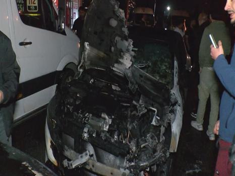 Üsküdar'da 3 araçta yangın: Park halinde alev aldılar