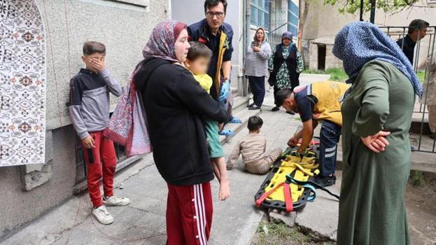 Balkonda oynarken aşağı düşen kardeşine bakarken kendisi de düştü
