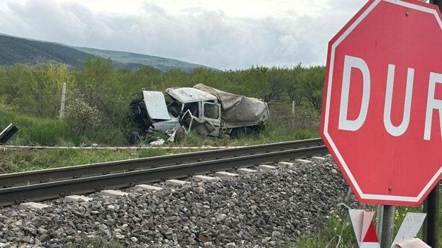 Kütahya’da yolcu treni, hemzemin geçitte kamyonete çarptı