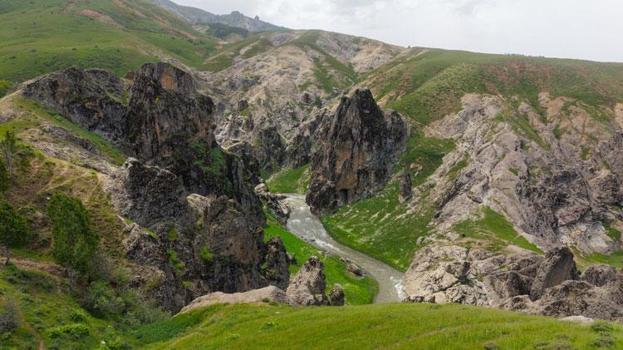 Muş'un saklı cenneti Kızılağaç Kanyonu etkileyici manzarası, doğal yürüyüş alanları ve huzurlu atmosferiyle doğaseverleri bekliyor