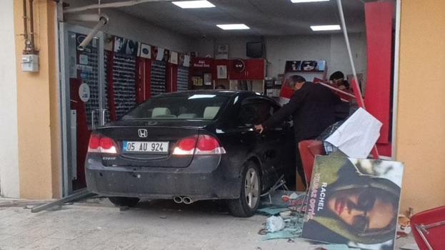 Amasya’da fren yerine gaz pedalına bastı, ziyarete gittiği arkadaşının iş yerine otomobille girdi