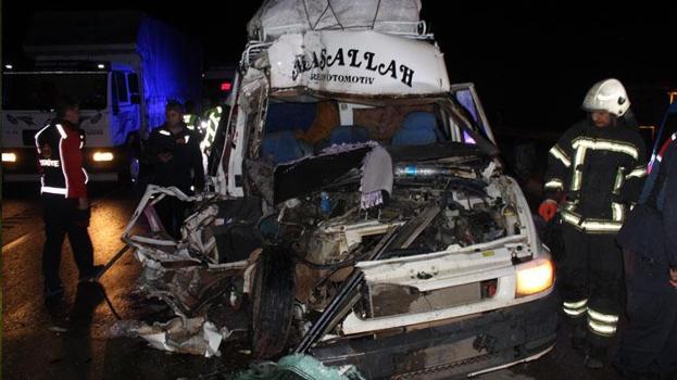 Aksaray’da tarım işçilerini taşıyan minibüs TIR’a arkadan çarptı: 12 yaralı