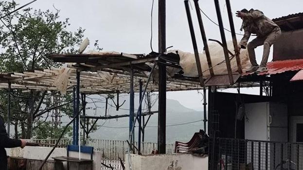 Derecik'te fırtına; çatılar uçtu, seralar zarar gördü