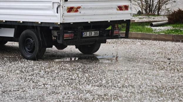 Bitlis’te aniden bastıran dolu, sürücülere zor anlar yaÅŸattı