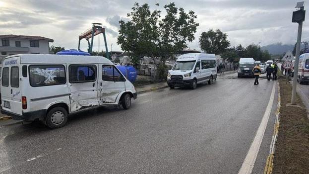 Tokat Erbaa'da iki servis minibüsü çarpıştı