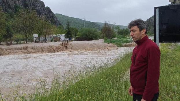 Sağanak yağışlar Belpınar Barajı'nı taşırdı, yollar göle döndü