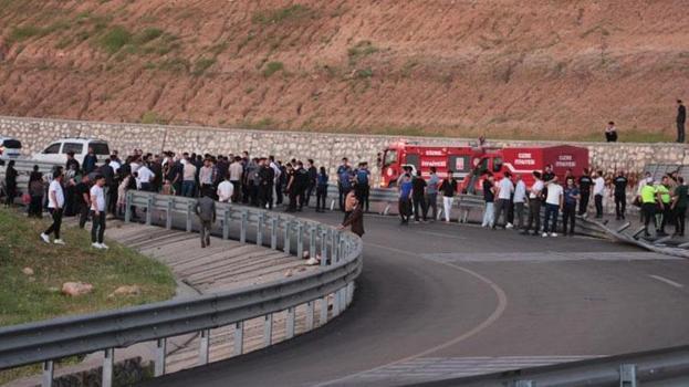 Şırnak'ta peş peşe kazalardan sonra vatandaşlar karayolunu ulaşıma kapattı