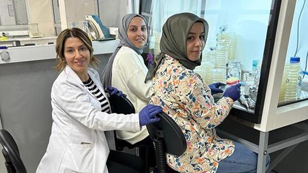 Erzurumlu bilim insanları bakterilerden doğal boya üretti: 2 bin yıllık motifler mikrobiyal pigmentlerle dokundu!