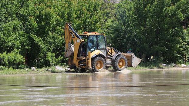 Amasya'da aralıksz yağan yağmur Yeşilırmak Nehri'ni taşırdı! Kent merkezinde setler örüldü, 5 köyde seraları ve ekili arazileri su bastı