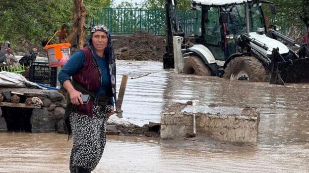 Iğdır'da sağanak sele dönüştü evler ve araziler sular altında kaldı