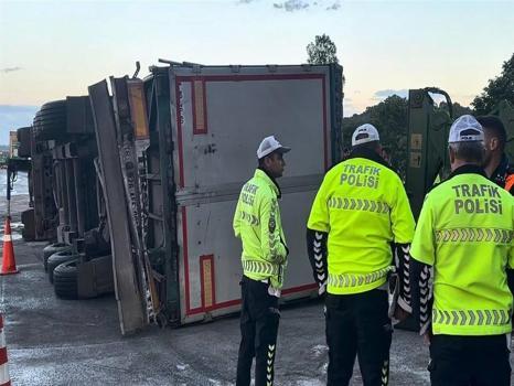 Önce devrildi, ekipler gelince yan yattı! Pendik'te TIR yoldan çıktı