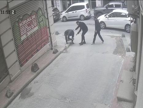 Yolda yürürken kafasına cam düştü: 7 dikiş atıldı