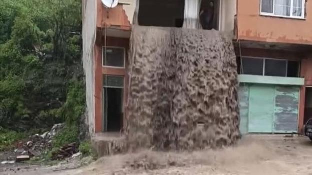 Ordu'da sel suları evin içinden geçip balkondan caddeye aktı