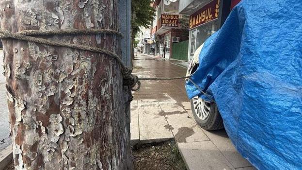 Tokat'ta sel riski! Turhal'da taşkın korkusuyla vatandaş otomobilini ağaca bağladı