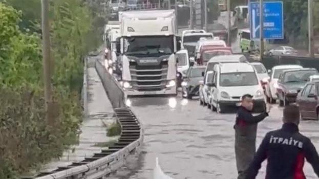 Zonguldak'ta sağanak hayatı olumsuz etkiledi, Alaplı'da ulaşım felç oldu