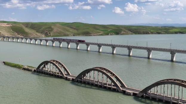 Ilısu Barajı'nda su seviyesi yükseldi; Hasankeyf'in eski köprüsü su altında kaldı! Trenin yeni köprüden geçişi görüntülendi