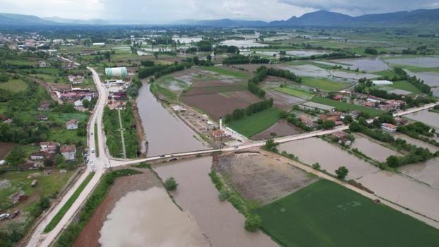 Tokat'ta üç gözü sular altında kaldı: 8 asırlık taş köprüde ilk kez oluyor