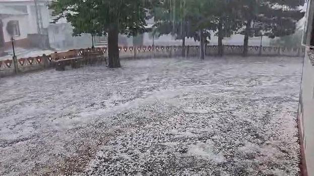 Ordu'da dolu yağışı etkili oldu! Her yer bembeyaz oldu