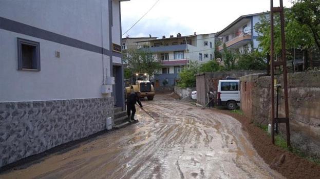 Sağanak sele neden oldu bir ev, ahır ve 4 araç zarar gördü